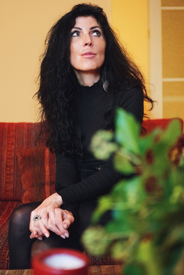 Portrait Katharina Schmolmüller sitzend